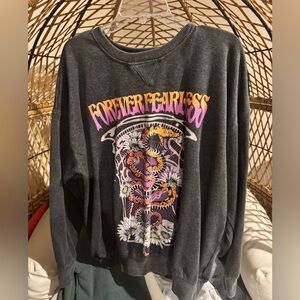 FOREVER FEARLESS graphic crewneck sweatshirt
